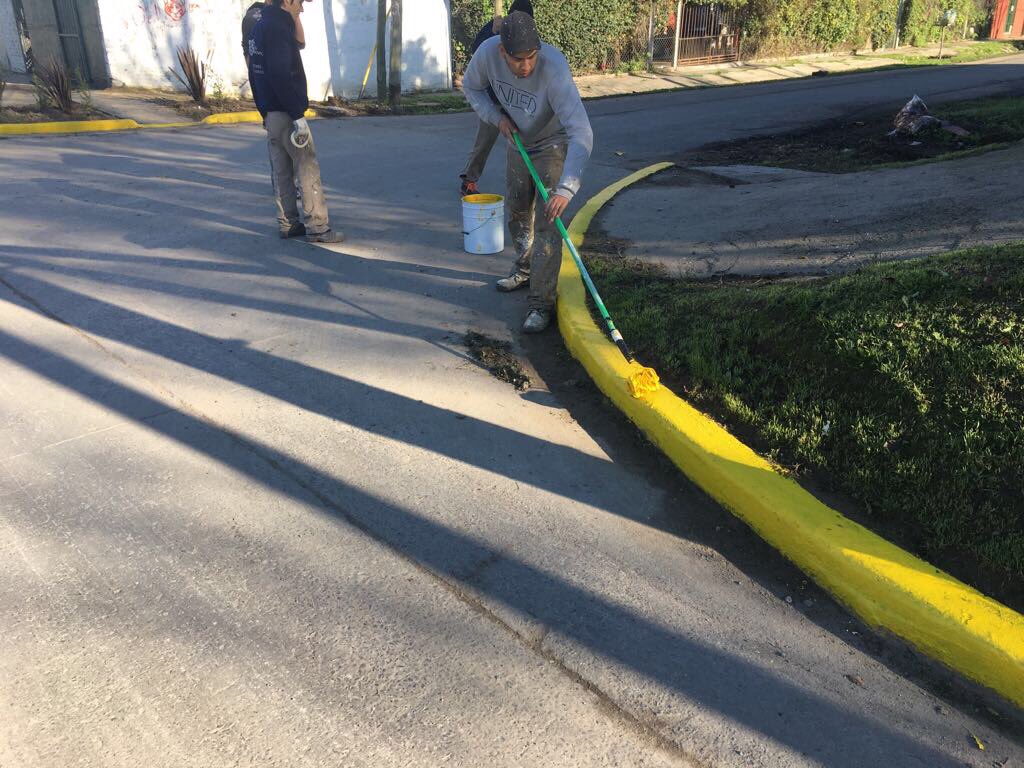 EspaciosPub's tweet photo. DEMARCACIÓN VIAL|Avanzamos en la señalización de sendas peatonales para ordenar el tránsito y mantener el estado de las calles del partido. https://t.co/5VyRJw95WZ