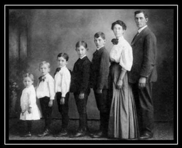 Creativmonkey1's tweet image. Pas de portable à l'époque, mais cette famille captait déjà la 4g c'est sûre !!