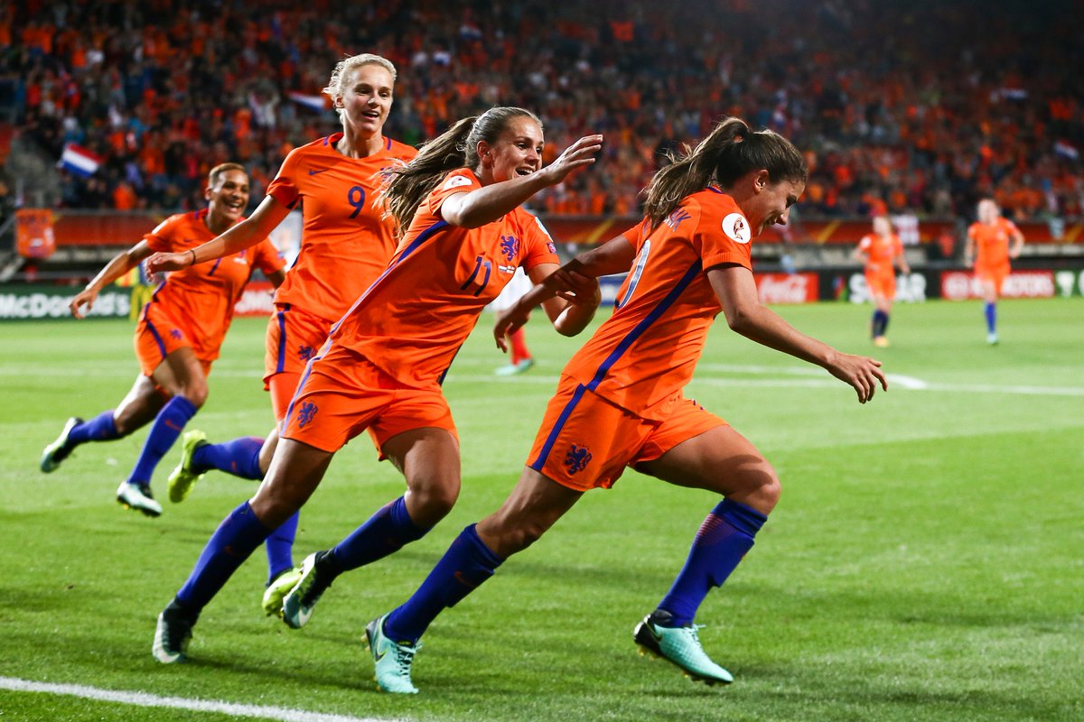 TeamNLtweets's tweet photo. Naar de FINALE! @Oranjevrouwen in halve eindstrijd #WEURO2017 met 3-0 te sterk voor @Lionesses! Gefeliciteerd! ⚽️ 💪#NLWint #NEDENG #OnsEK https://t.co/6Hgz1evZCM