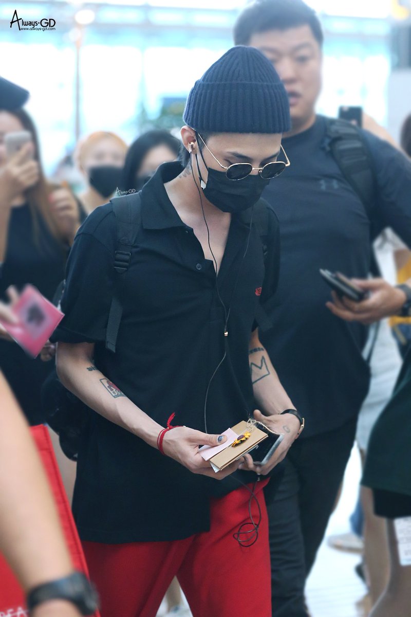always_gd's tweet photo. 17.08.03 🛫♥

#권지용 
#지드래곤 
#PEACEMINUSONE 

#AlwaysGD https://t.co/xZS5FGbq1E