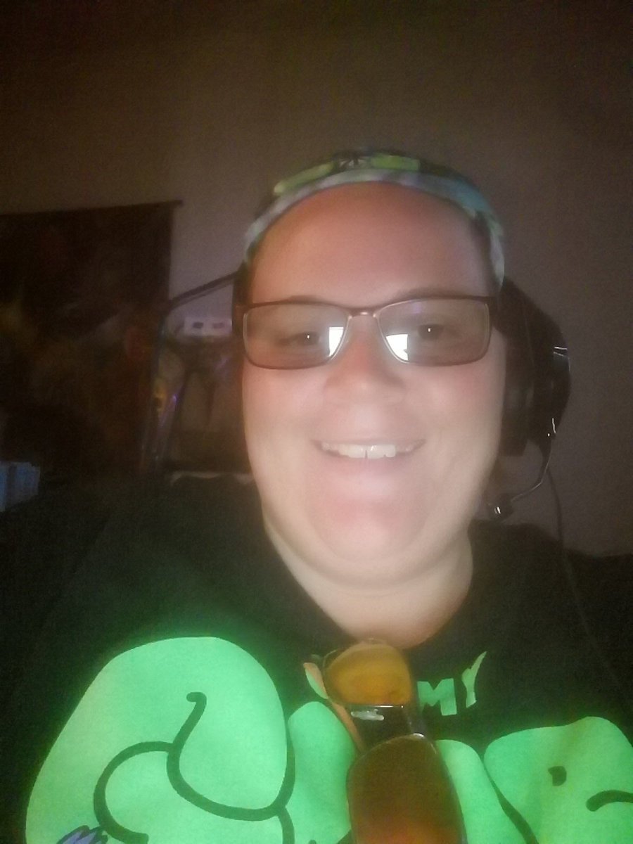 queenhawk12th's tweet image. Gaming with the new glasses on some Halo 5