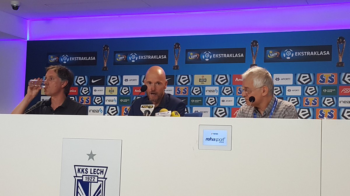 dwardzich22's tweet photo. Trener Utrechtu niezadowolony z sędziowania. "Pierwszy gol dla Lecha ze spalonego. Drugi też. Wcześniej nieuznany gol dla nas" #LPOUTR https://t.co/INqBLPWl5h