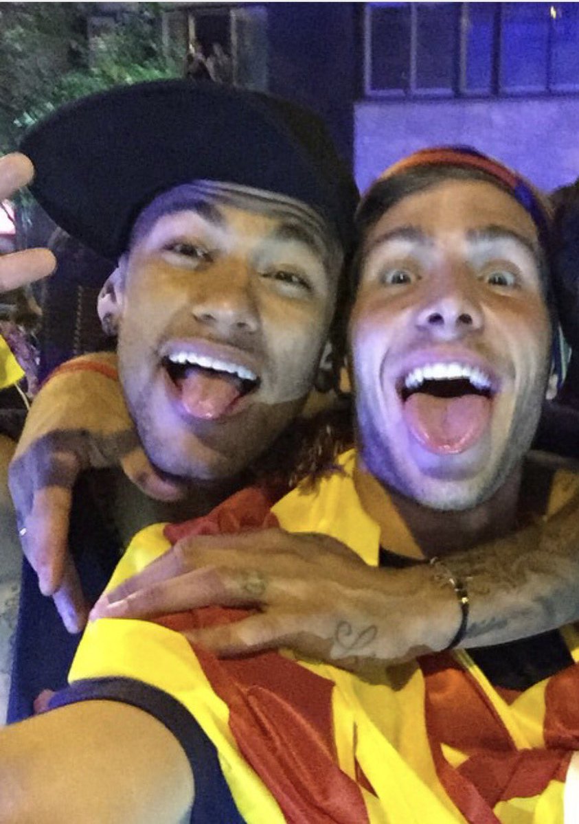 SergiRoberto10's tweet photo. Mucha suerte en tu nueva etapa @neymarjr ! Ha sido un placer compartir momentos contigo!! Que seas muy feliz! Un fuerte abrazo !!! https://t.co/0sAs0ZPQio