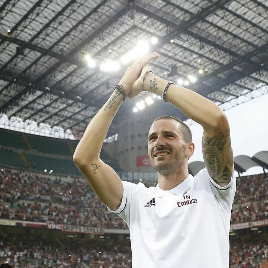 bonucci_leo19's tweet photo. Bravi ragazzi e grazie San Siro! Un passo in avanti verso l'obiettivo. Non vedo l'ora di scendere in campo con voi… https://t.co/ik00CEtIji https://t.co/A80h6OQKeq