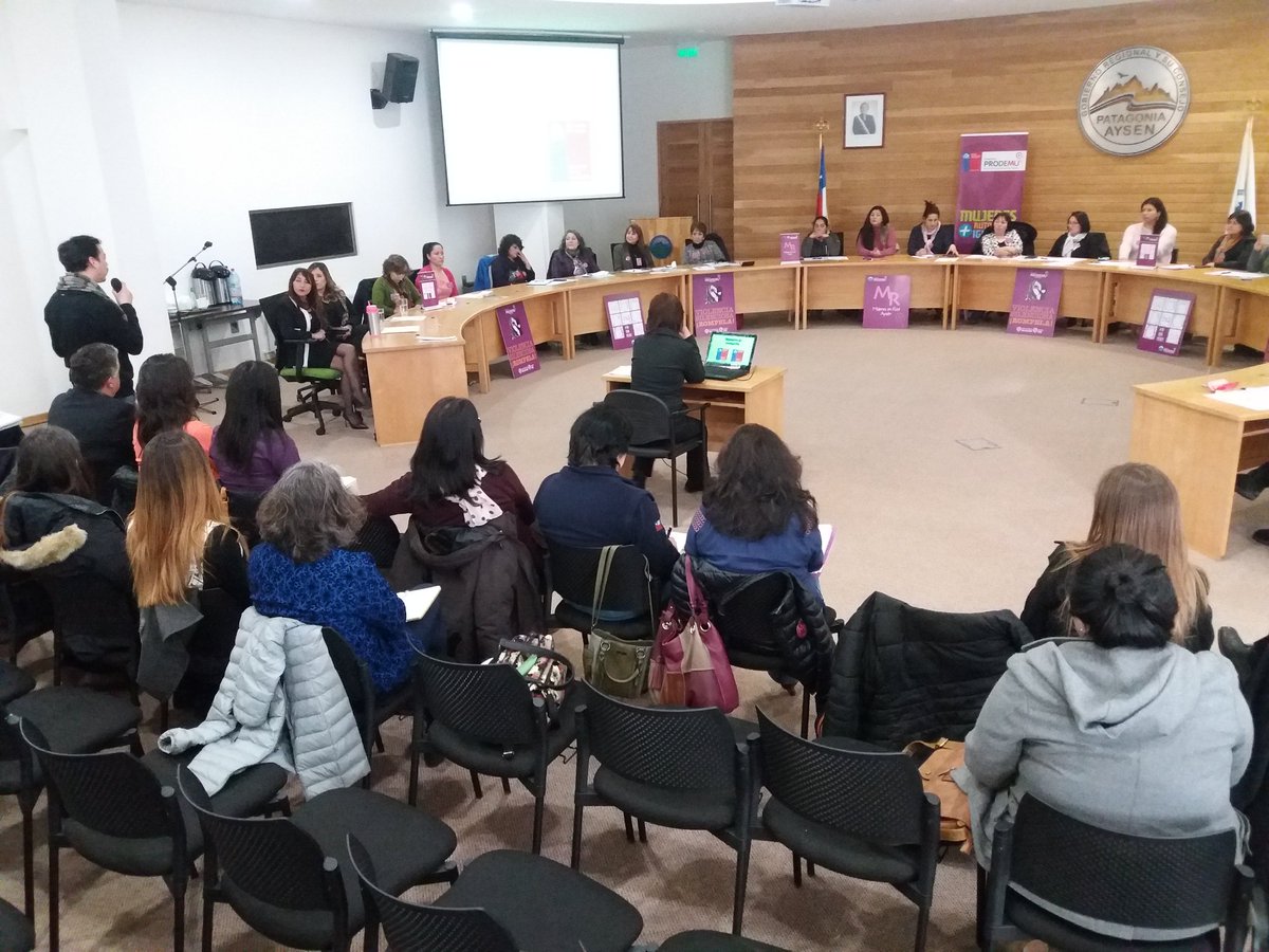 gprovaysen's tweet photo. Gobernador Aysen destaca trabajo d @ProdemuAysen en Proyecto #MujeresEnRed #NiUnaMenosAysen y reafirma compromiso en temas como la violencia https://t.co/OyNDAJb9Ds