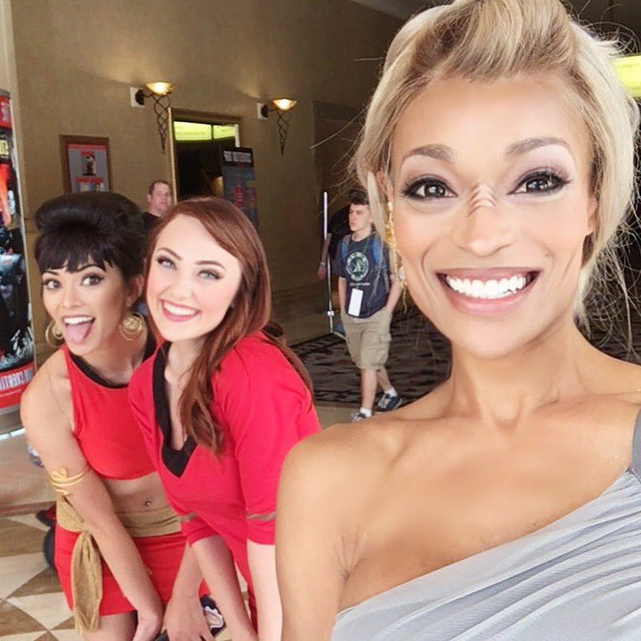 AliciaMarieBODY's tweet photo. 🖖🏽❤️🖖🏽🖤 https://t.co/SAMmnKZ8JH