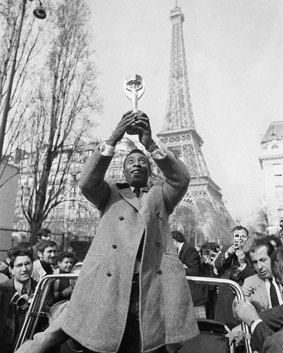Pele's tweet photo. Congratulations @neymarjr, good luck in your new challenge. Paris is a beautiful city, one of my favorite in the world! 🇧🇷⚽️🏆 https://t.co/wENWRcLB9X