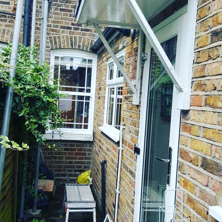 sesecondary's tweet photo. Before and after in chigwell #doubleglazing #upvc @CWGChoices @kommerling_uk https://t.co/hmusbsZV9m