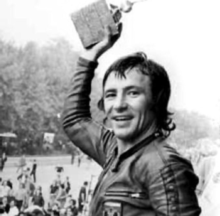 Día triste. Hoy se marcha uno de los grandes... Siempre te recordaré. DEP compañero. Todo mi cariño a su familia.