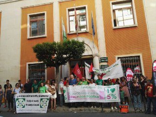 PADEI_'s tweet photo. #SOSEDUCACION ¡Queremos nuestras vacantes! @soniagaya1 @susanadiaz @EducaAnd https://t.co/tvhj5gFQKH