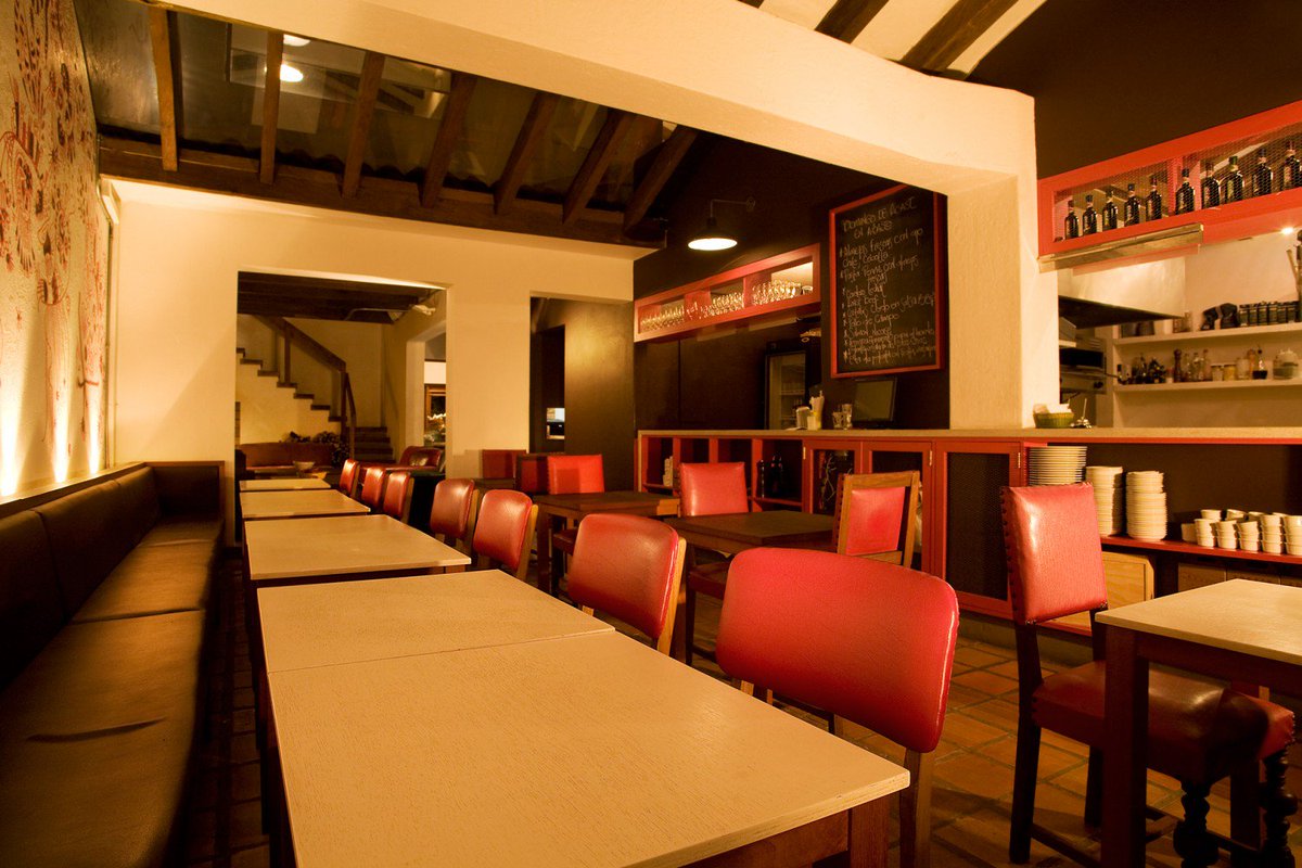 StudioSurArq's tweet photo. #TBT El Restaurante Abasto.  Con este proyecto obtuvimos nuestro primer Lápiz de Acero en categoría de espacio interior en el 2008. #Design https://t.co/bK1K2luSST