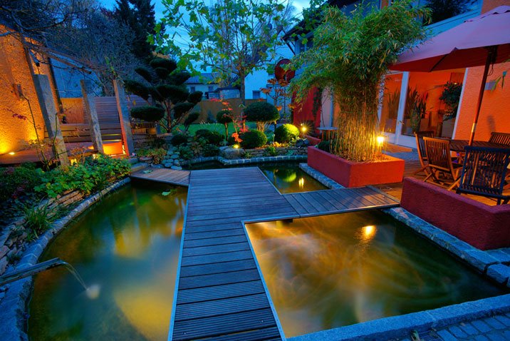 LandscapePHX's tweet image. Transform the look of your landscaping with outdoor #LEDLighting! Contact us today. (602) 390-4645 #OutdoorLEDs #LandscapingTips