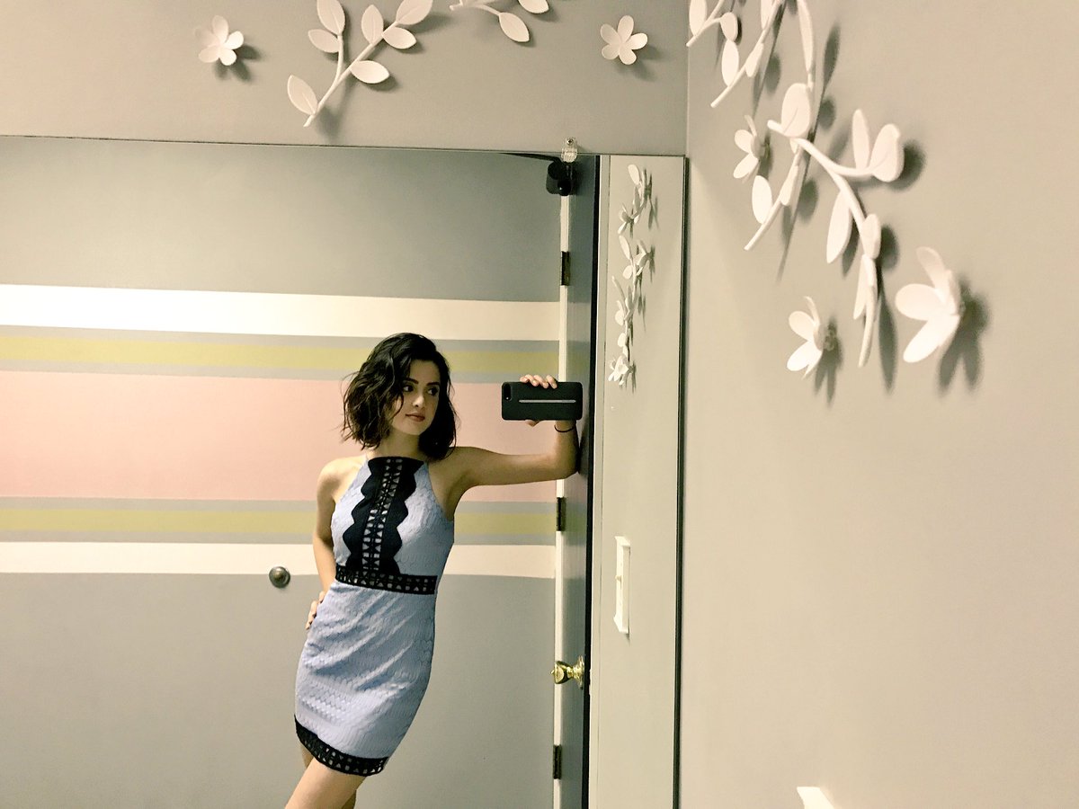 lauramarano's tweet photo. "How do you even use this thing?" https://t.co/x5sbsjwnYr