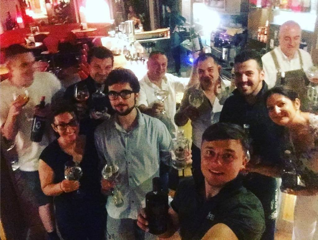hotelisolabella's tweet photo. Un Brindisi anche per lo staff !!!!! Serata #gintonic #experience #ginlovers #ginandtonic #gin #tonic #isolabar #h… https://t.co/MCF27nKDeI https://t.co/iTIXafEXnr