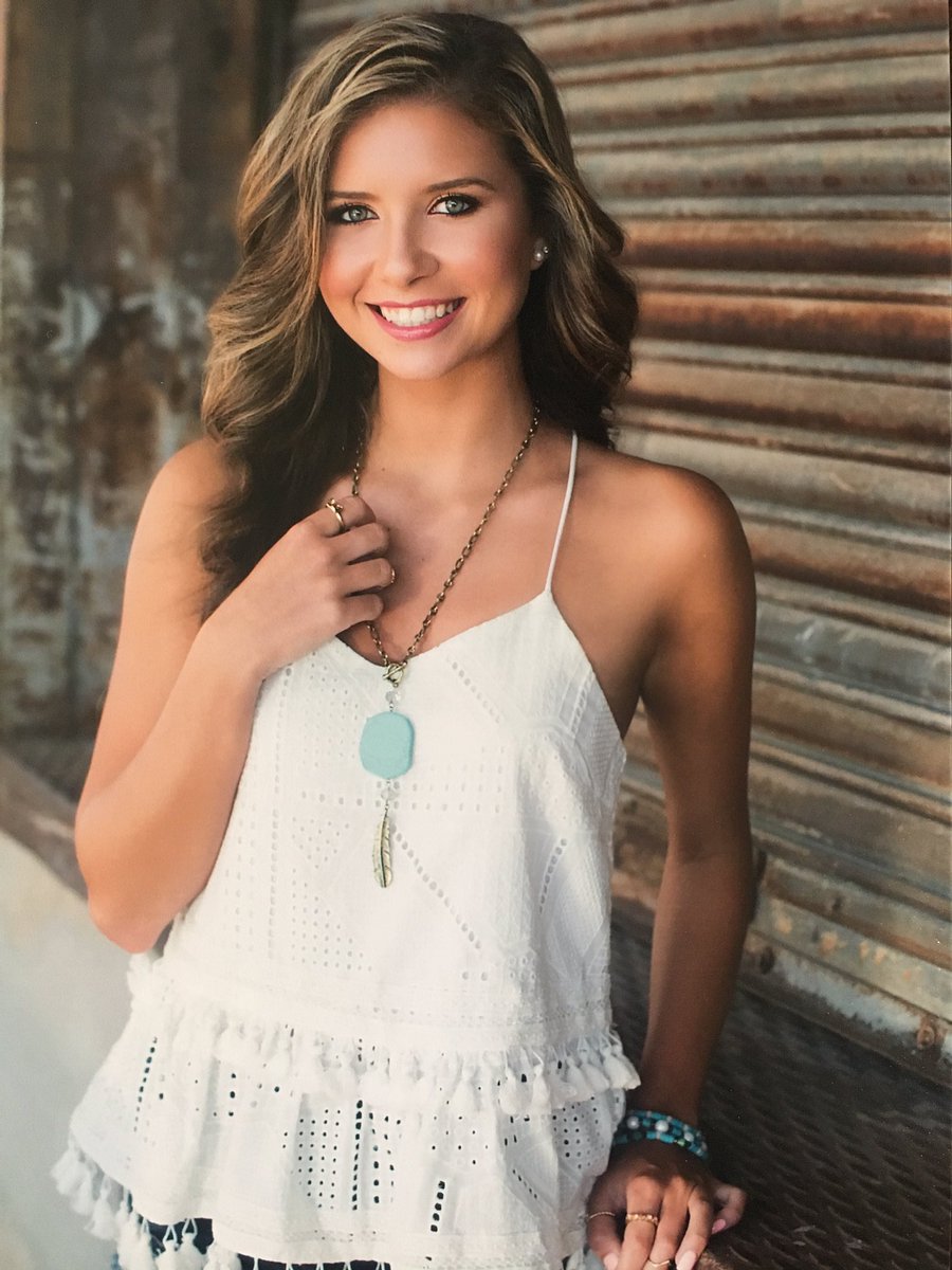 holwint's tweet photo. Senior photo shoot order came in today ❤️❤️@amajerus TY Angela & Melissa #beimpeccable #theimpeccablepig #limelightbyalcone #tartecosmetics https://t.co/6t3XaS9VOg