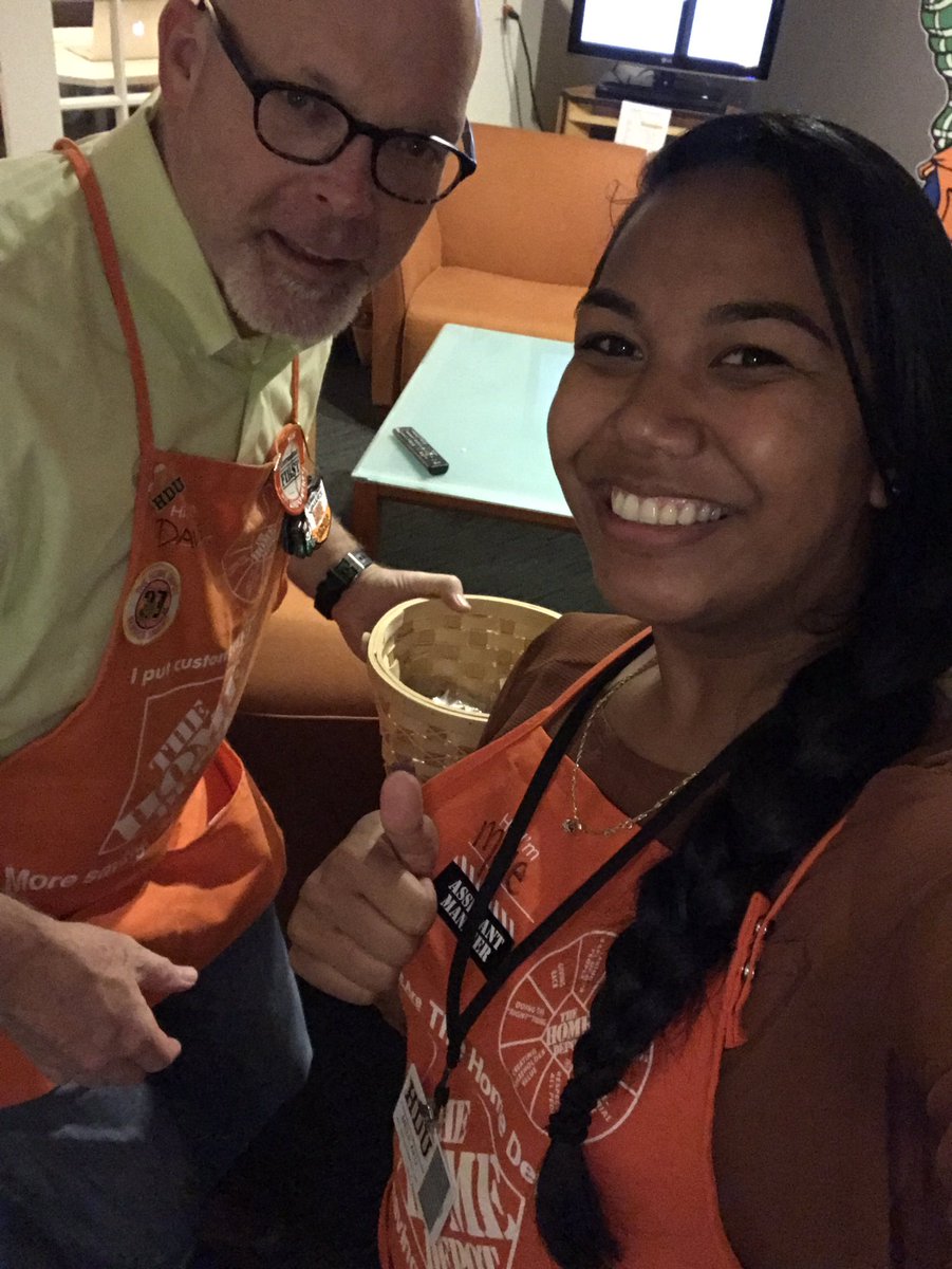 mka1007's tweet photo. It's always an awesome time with @HDTVDave. Thank you and it was great seeing you again #THD #THDSSC #WeSangCancunSong🎤#BusChuckGroup https://t.co/sGBfdN6iSt