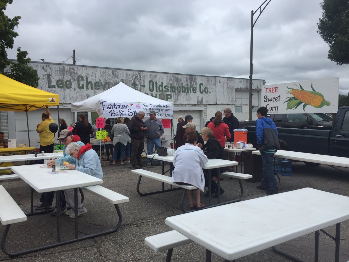 CannonFallsPD's tweet photo. Free corn 1st Thursday Downtown Cannon Falls https://t.co/WDCI22gnNk