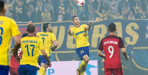 ArkaGdyniaSA's tweet photo. Piłkarze po meczu #FCMARK https://t.co/kVRefvAoX1 #EuroArka https://t.co/BECWUT6Fkn