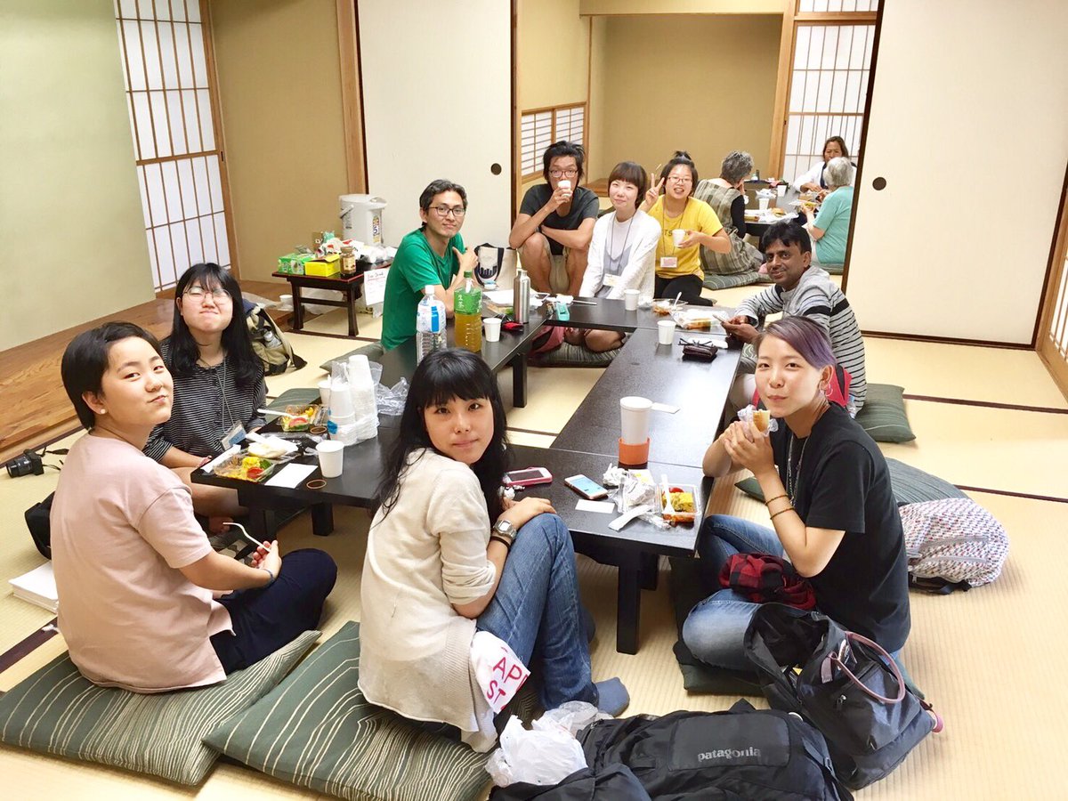 TOKYO_APDEC's tweet photo. 昨日から和室をのんびりスペースとして解放しています。お茶を飲みつつ休憩やおしゃべりや、自主的にワークショップが開かれたり・・・思い思いに過ごしてます https://t.co/iaK0eqKlny