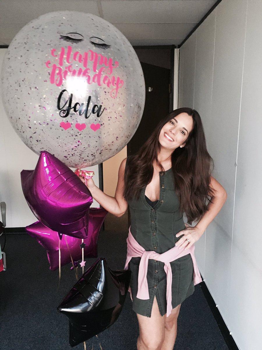 GalaMontes2's tweet photo. Abrí la puerta y estaba @Seara_sabrina con este globo y un regalo ¿como no amarla? 🤦🏾‍♀️🌸 #Cutesthingever https://t.co/qLT17VEntv