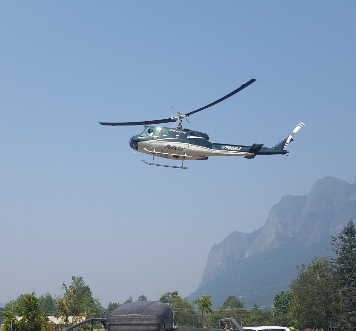kingcosoPIO's tweet photo. Hiker alive and well after 4 days on mountain and helo rescue. She was greated by family and is off to hospital with minor inj. https://t.co/qAV6t094Xh