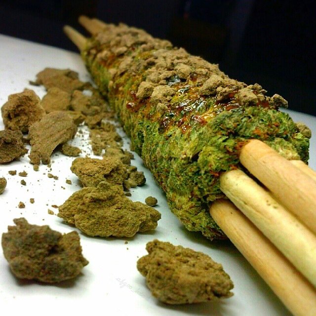 BIuntsPorn's tweet photo. $300 Blunt... who's ripping this thing? https://t.co/pXGinmxWdv