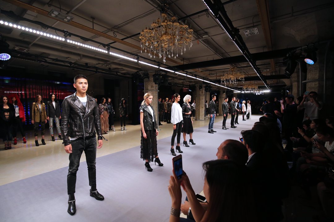 APAXEVENT's tweet photo. Replay Fashion Show- Rebels&amp; Heroes in Shanghai.  #replay #neymar #karenmok #apaxevents @neymarjr @REPLAY https://t.co/cDJJLFyXfI