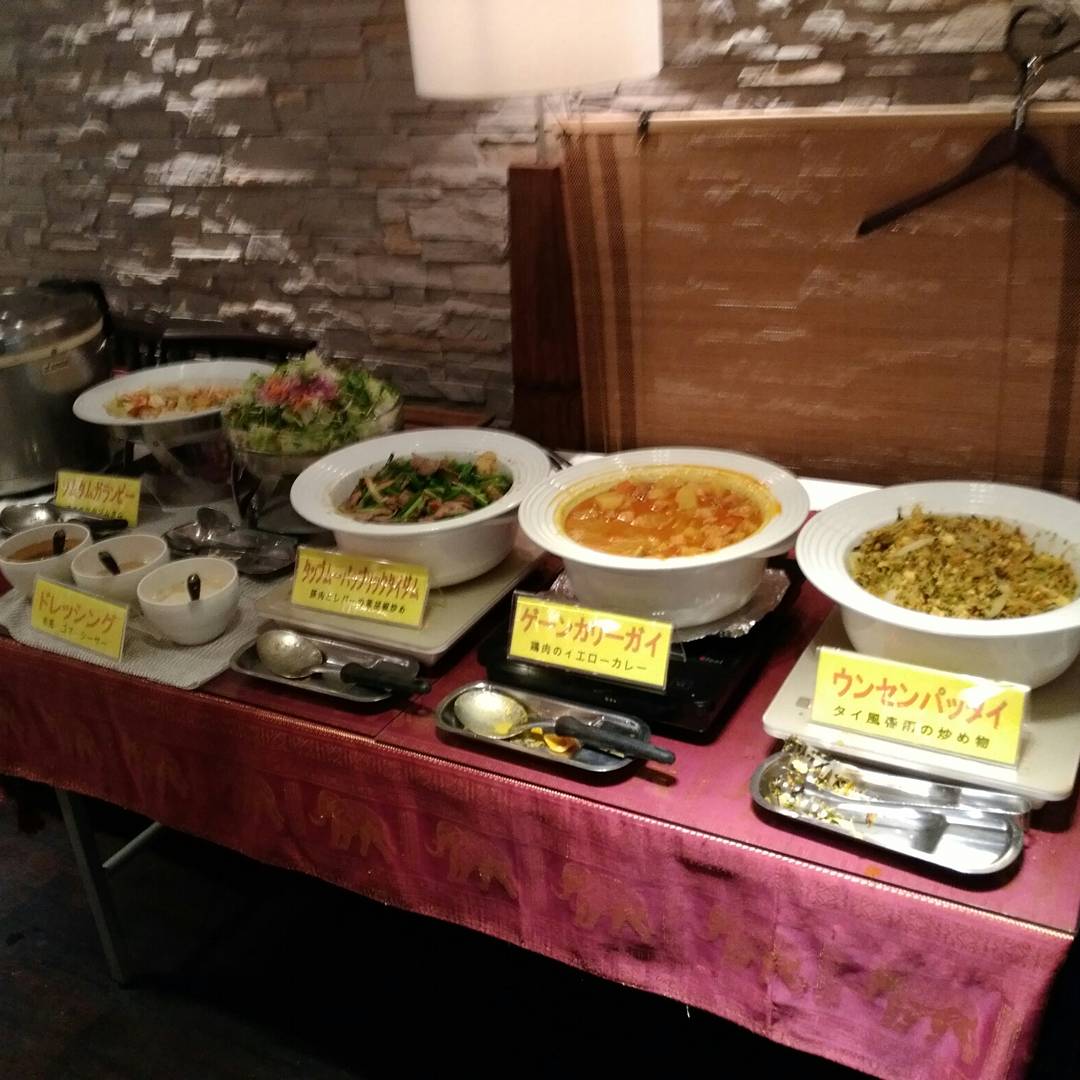 原宿好きの ゆーき على تويتر お昼は池袋パルコ８階でエスニックランチバイキング メニューの1品頼むとバイキングの品が食べ放題 価格は税込1180円 辛さは全般的に中辛程度 食べ放題メニューが無くなった場合は同じ品が追加される 池袋 ランチ エスニック