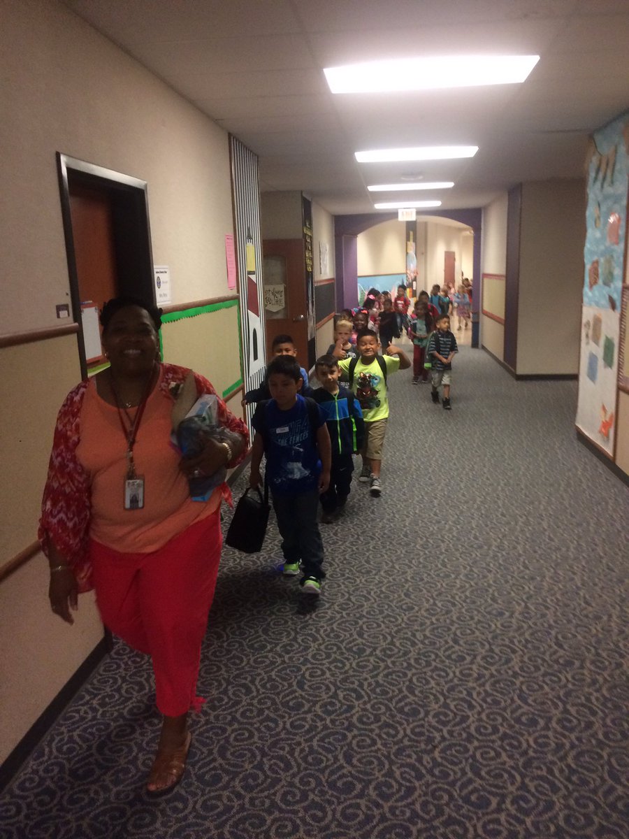 aesmariners1's tweet photo. More from our amazing first day school! #ACSMovingForward #ACSCfirst #AES https://t.co/baj6b5v6oZ