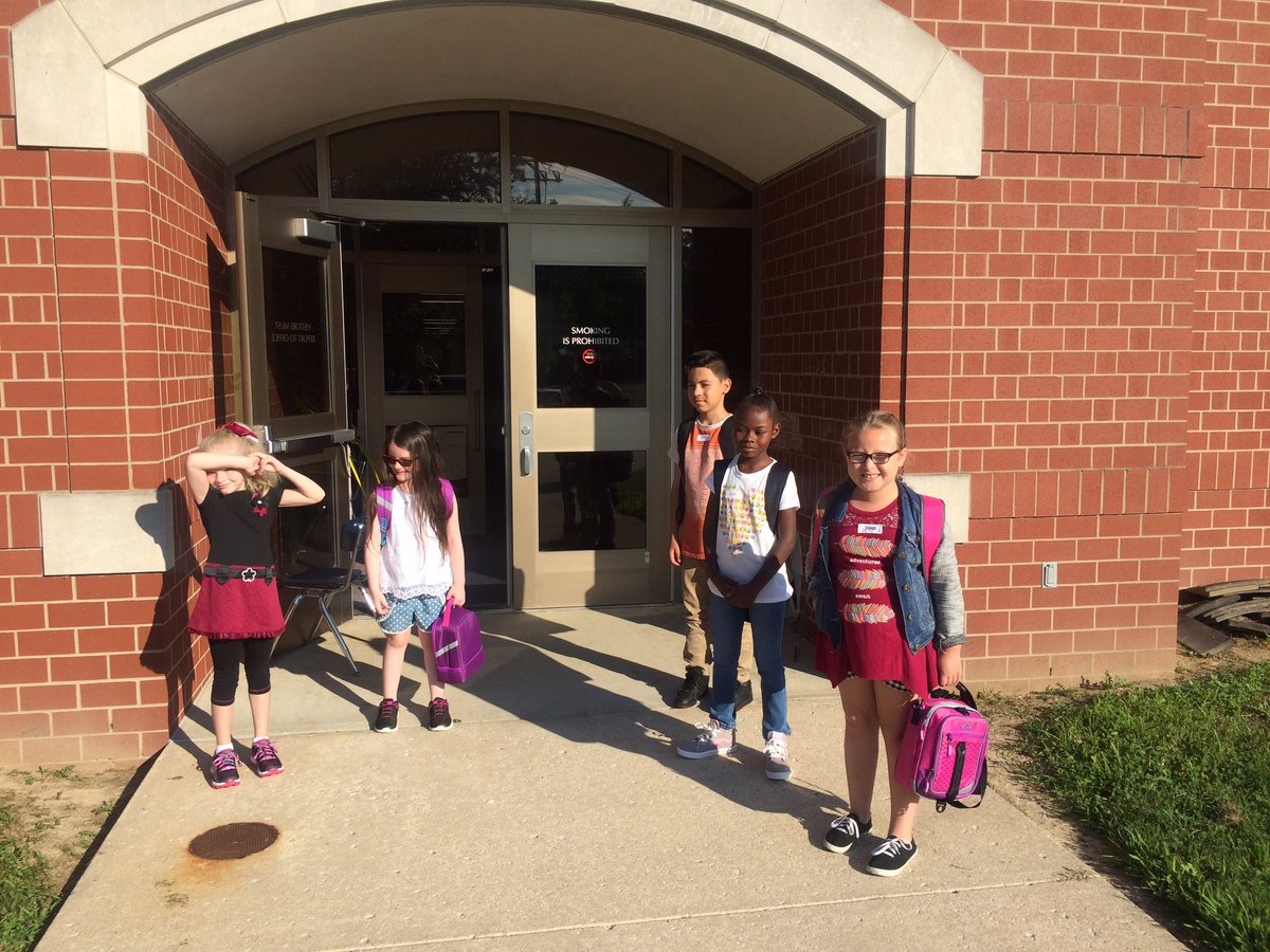 aesmariners1's tweet photo. More from our amazing first day school! #ACSMovingForward #ACSCfirst #AES https://t.co/baj6b5v6oZ