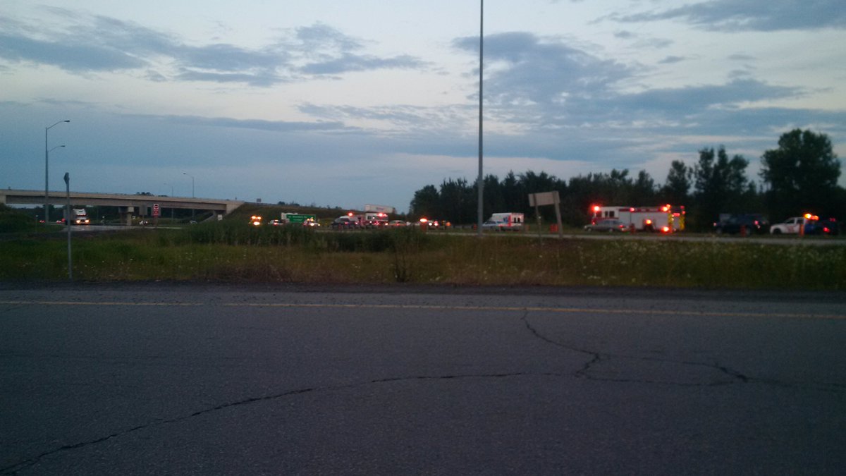 RIGHT NOW: Police, Fire, EMS dealing with 2 veh crash EB lanes at Boundary Rd. 1 lane slowly thru. https://t.co/Tpb4Pidteu