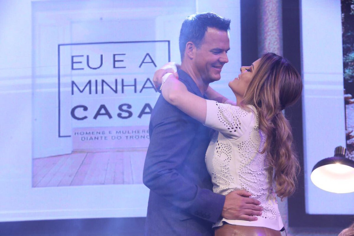 diantedotrono's tweet photo. Ana Paula V. Bessa ministra sobre o tema "Por que é melhor serem dois do que um?" - Ec. 4.9. #homensDT #mulheresDT #congressoDT https://t.co/NgTpltGxul