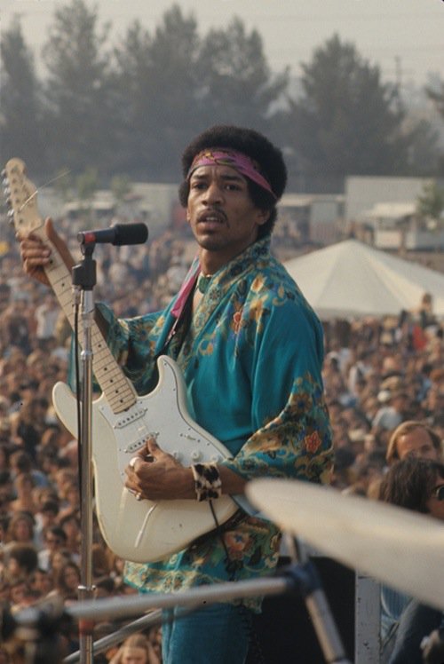 woodstockfest's tweet photo. A cream Fender stratocaster paired with a silk kimono🎸👘
@JimiHendrix is #FestivalFashion goals https://t.co/aNMY35jVdq