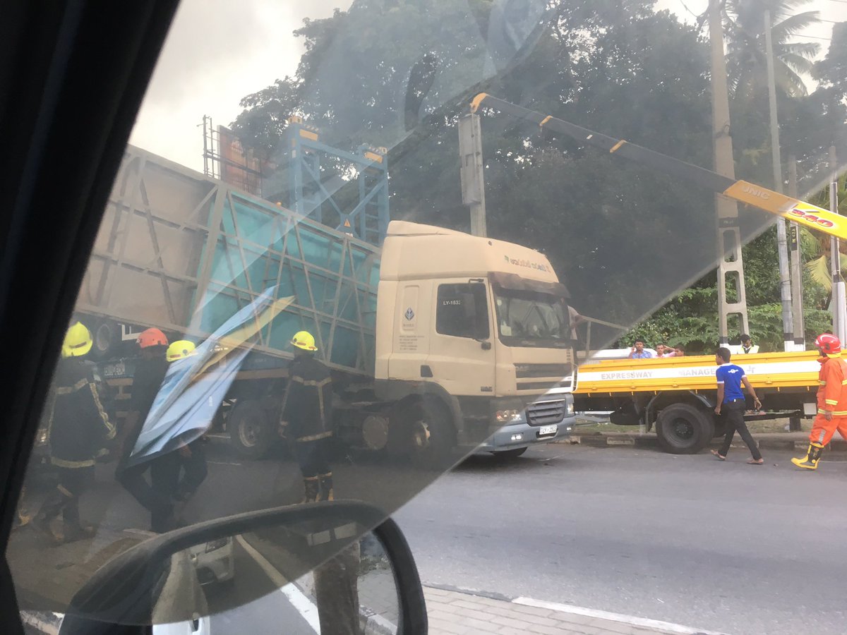 shiharaneez's tweet photo. Heavy traffic near Keleniya bridge at the entrance of air port highway after a large direction board falls on a truck https://t.co/gtgUtO3WLn