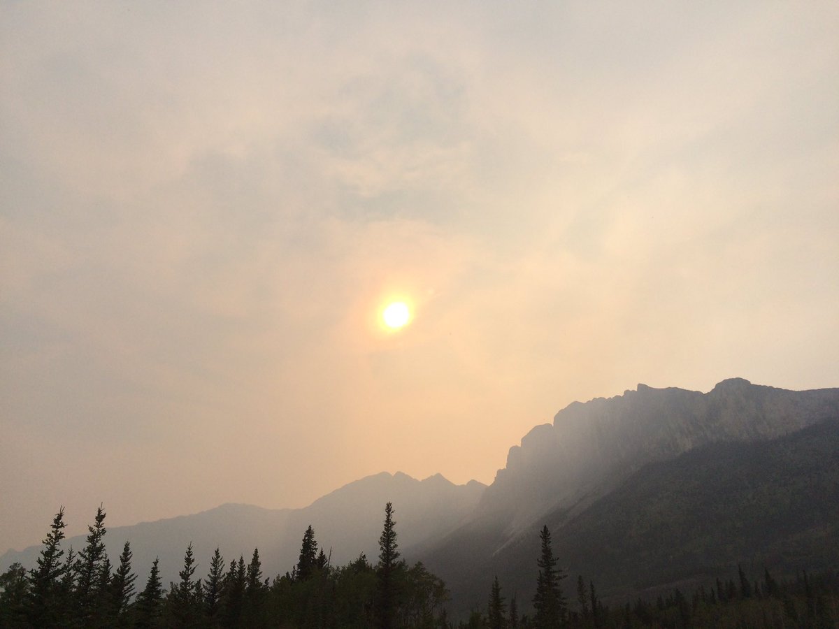 Beauty sunset over Yamnuska with heavy smoke beyond <a href="/CBCCalgary/">CBC Calgary</a> <a href="/PatagoniaBanff/">Patagonia Banff</a> <a href="/rmoutlook/">Rocky Mountain Outlook</a> #longweekend #bcwildfires