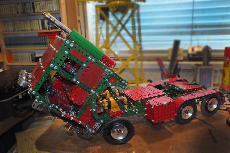 ¿sabias que los juguetes MECCANO de color rojo y verde fueron fabricados con metralla de las bombas alemanas arrojadas sobre Inglaterra ?