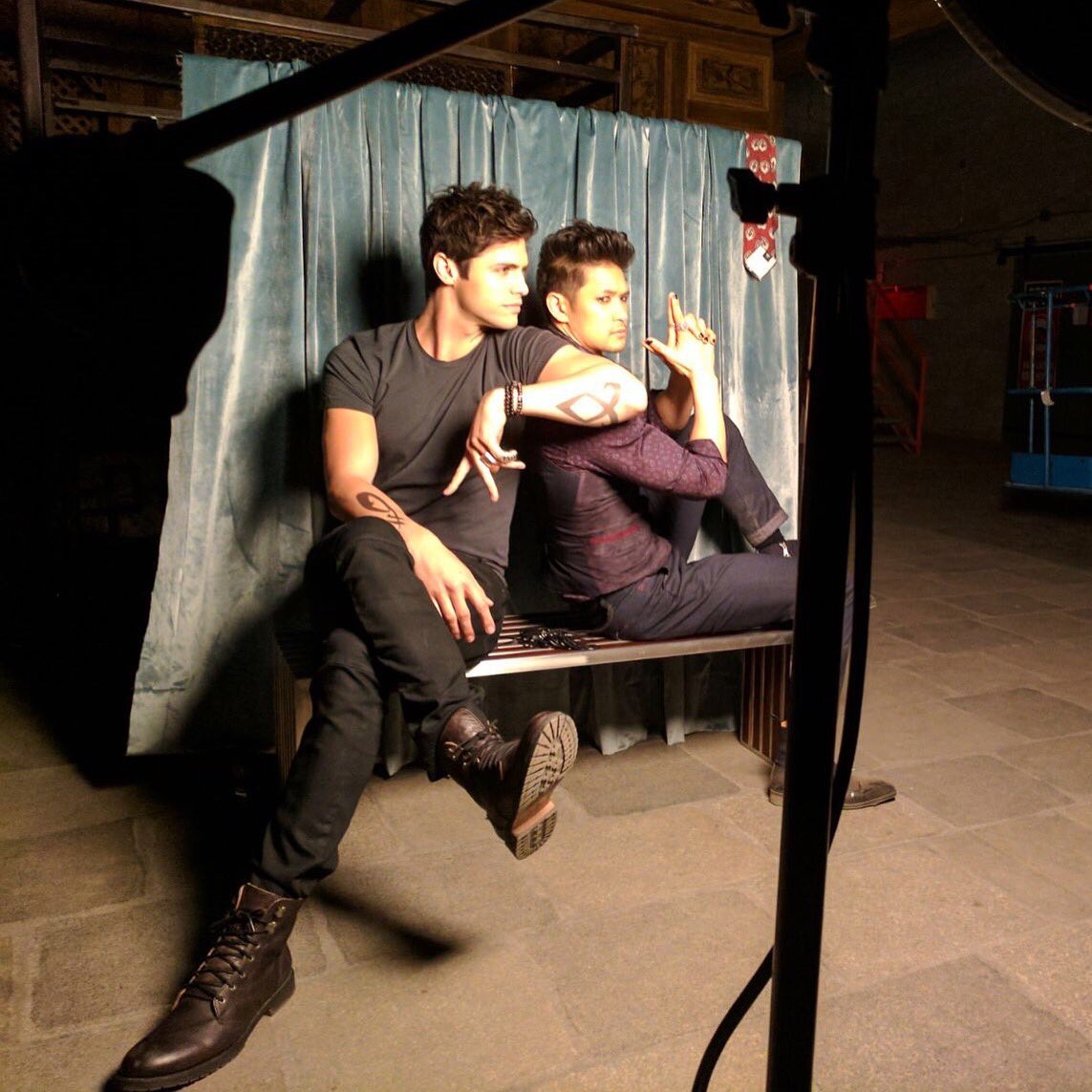ShadowhuntersTV's tweet photo. Somebody call the ambulance because these #LGBTbabes are straight fire. 🔥 #Malec #Shadowhunters https://t.co/jRpMBtcIJW