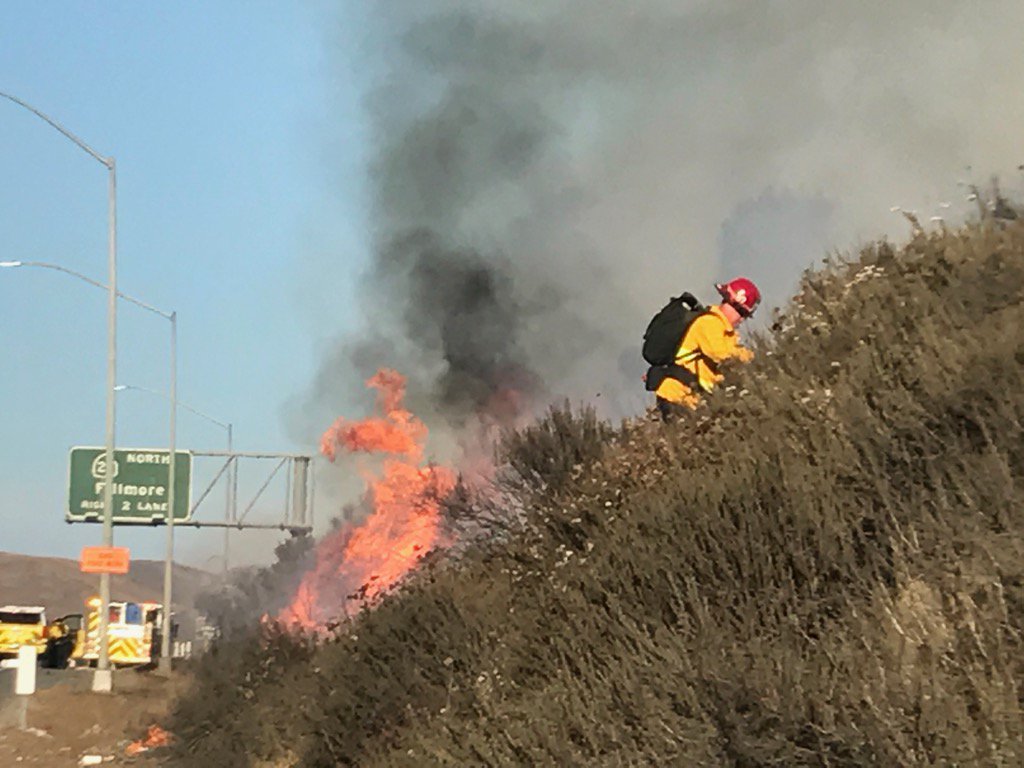 VCFD_PIO's tweet image. Crews on #Rollingfire have hose lines 100% around approx 4 acre brush fire.  Handcrews cutting containment line @VCFD