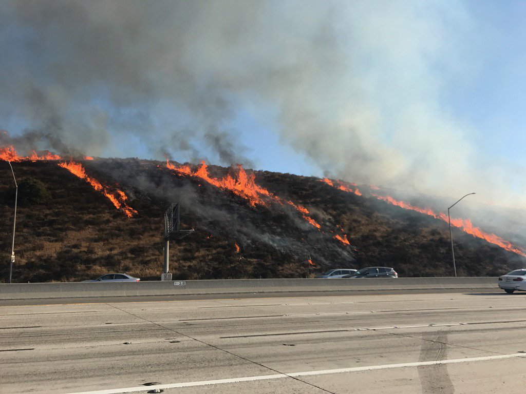 VCFD_PIO's tweet image. Update 2 #Rollingfire, fire began adjacent fwy on ramp at Moorpark Rd and moved uphill. Smoke advisory in area @VCFD