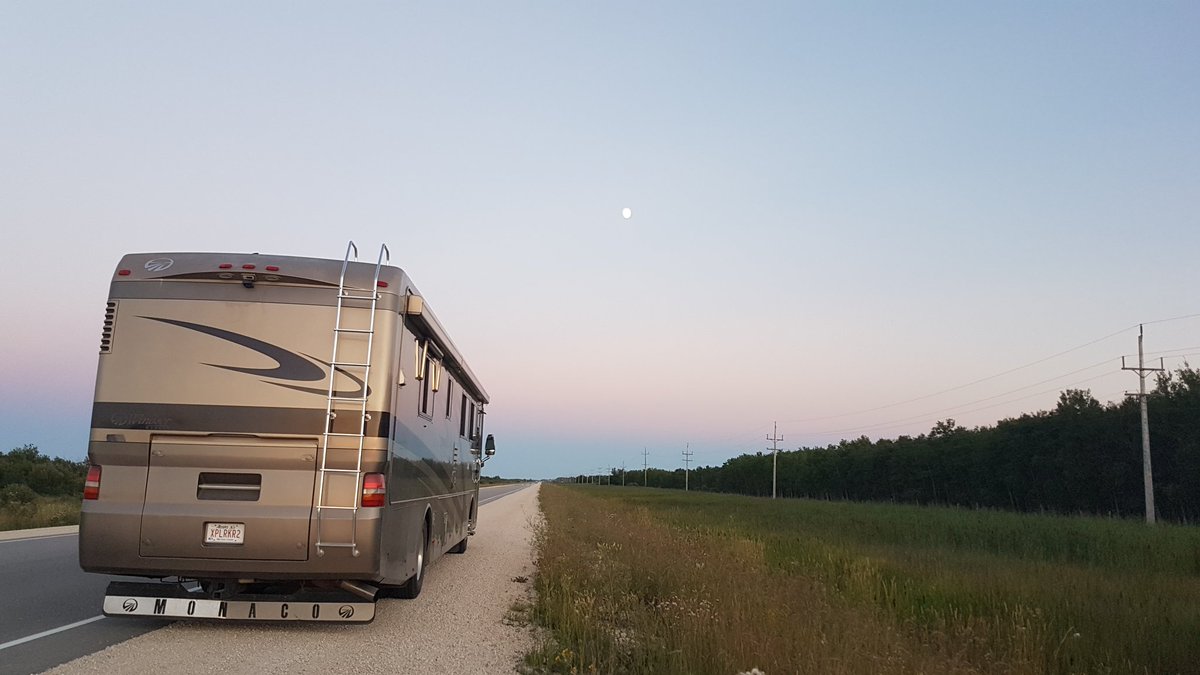 explorking's tweet photo. Beautiful #Manitoba evening. Waiting for the tow truck to show up. #travel #rv #camping #explorker2 #rvlife #canada https://t.co/P1TdWs9a4A