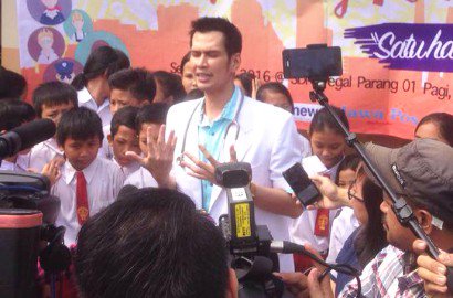 wow_keren's tweet photo. Lama Tak Terdengar Kabarnya, 'Dr. Oz Indonesia' Ryan Thamrin Dikabarkan… https://t.co/5e2F2w4P0v #selebriti #DrOzIndonesia #RyanThamrin https://t.co/9Q3GLQxzlc