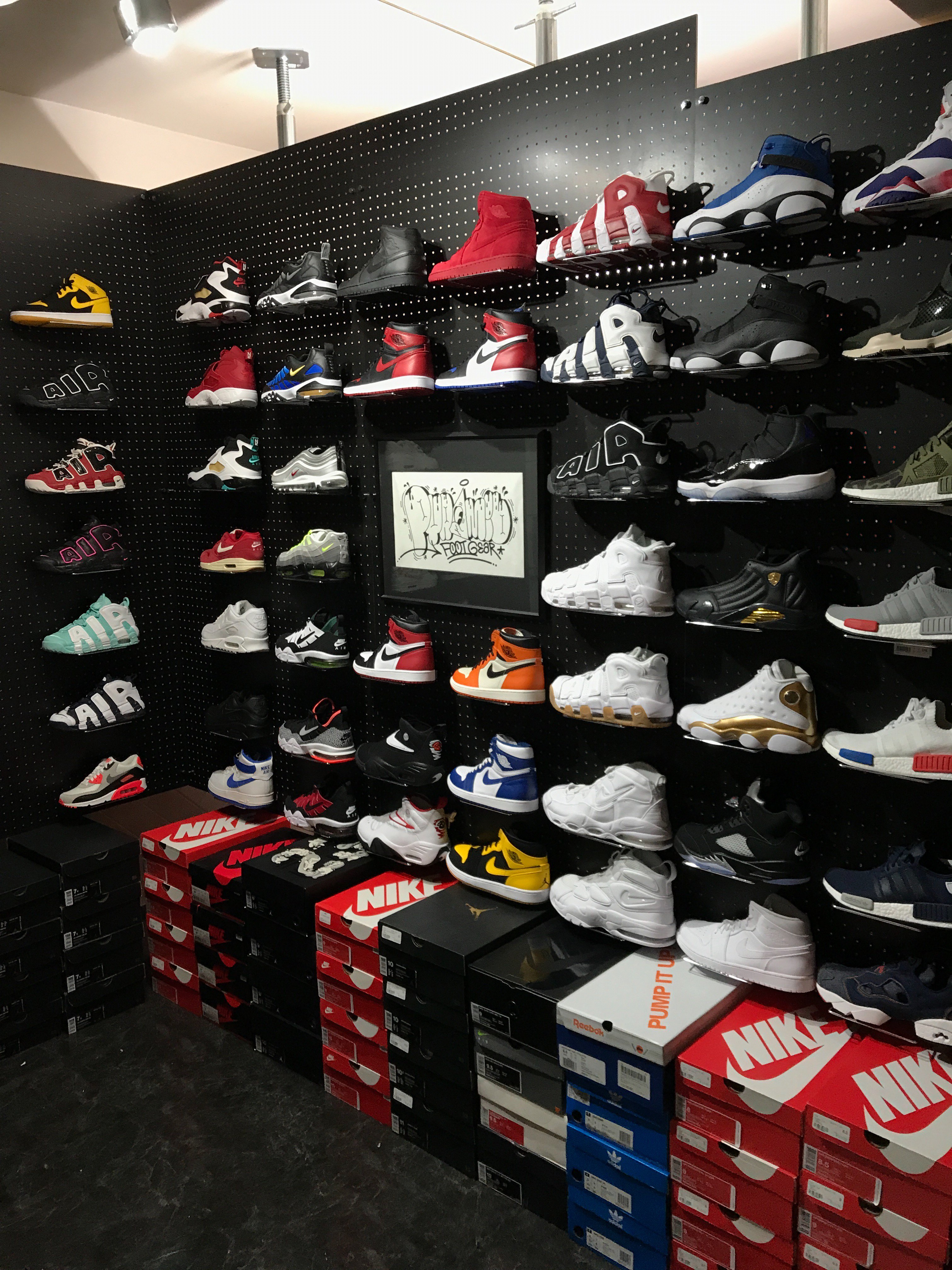 Pyramid Footgear Tren Twitter ８月12日土曜日に名古屋 栄に新しいスニーカーショップが誕生します 日本で発売していないモデルも多数ありますので お気に入りの１足を是非 探しに来てみてください 最新入荷情報などtwitter アカウント発信していきますので