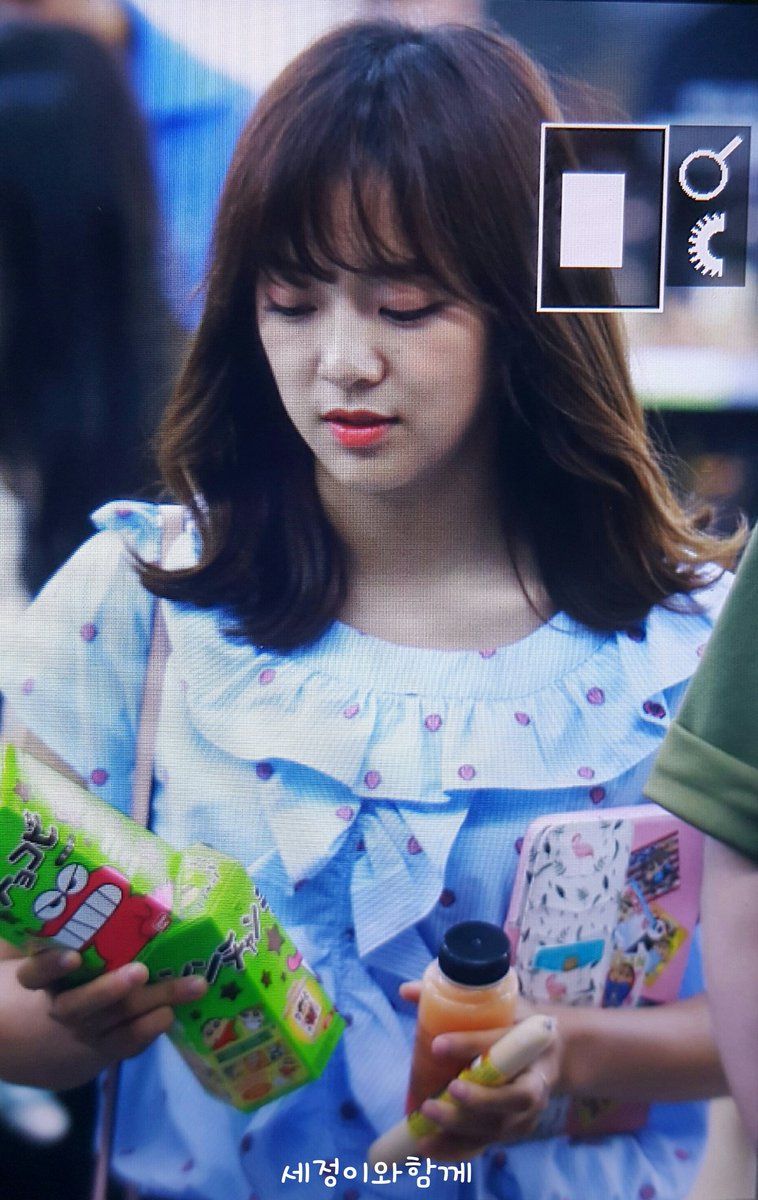 TogetherSeJeong's tweet photo. 170804 김포공항 프리뷰
존재 자체만으로도 전 이미 다 살았어요..
흐규흐규 😂😂😂😂

#세정 #김세정 #kimsejeong #구구단
#학교2017 #라은호 #은호 https://t.co/ULtHtugNoz