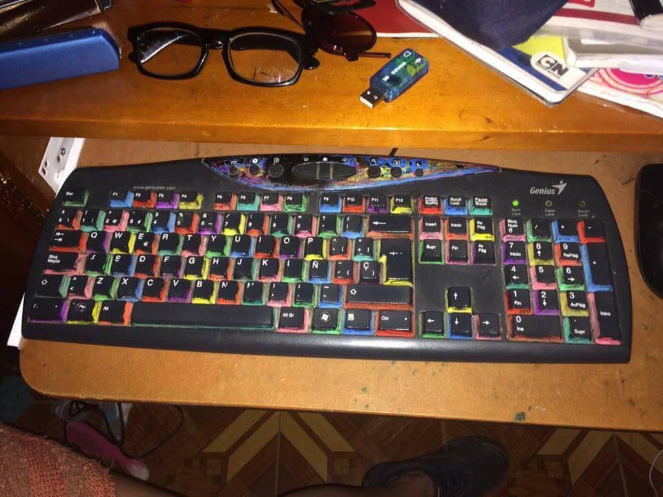 COOLMODcom's tweet photo. Ideas para convertir tu teclado en "RGB"... 😂🤣 https://t.co/Nc9UBzP08N