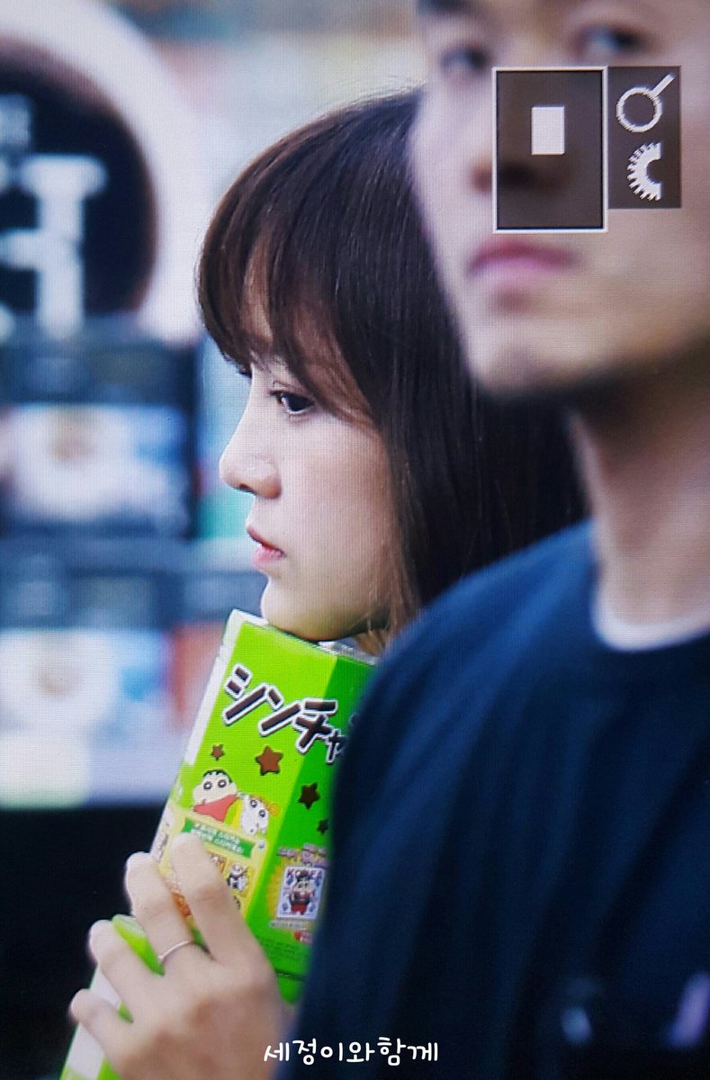 170804 김포공항 프리뷰
존재 자체만으로도 전 이미 다 살았어요..
흐규흐규 😂😂😂😂

#세정 #김세정 #kimsejeong #구구단
#학교2017 #라은호 #은호