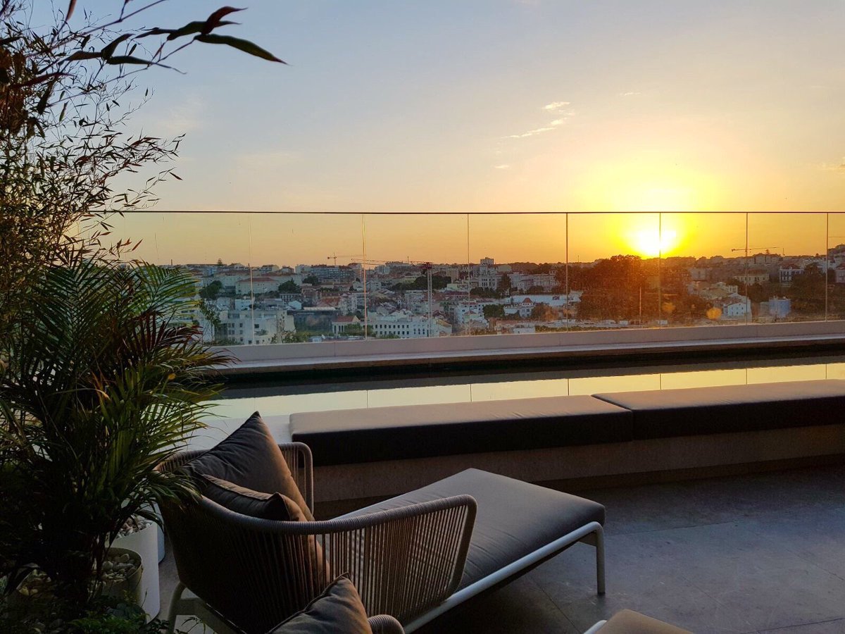 Bom Dia Lisboa ☀️ one reason to wake up early? This beautiful sunrise from #memmoprincipereal | Picture by our early bird colleague Diogo