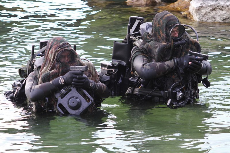 top_force's tweet image. Plongeurs de combat du génie #PCG de la section de renseignement et d’intervention offensive #SRIO du #2REG defense.gouv.fr/terre/actu-ter…