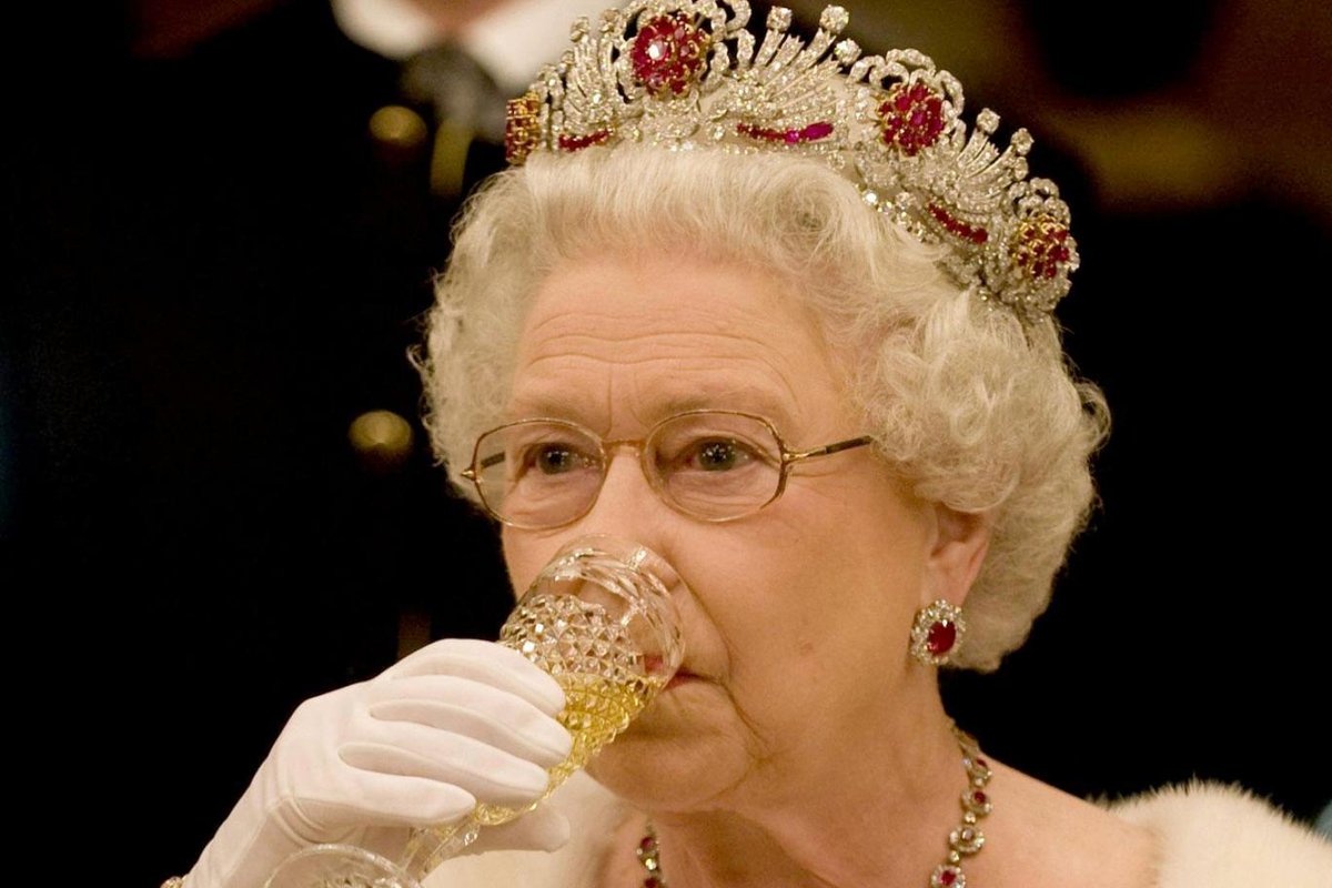 TheSpiritLab's tweet image. The Queen apparently has two cocktails and two glasses of wine every day! #queen #drink #royal ow.ly/jqvQ30ea1ZF
