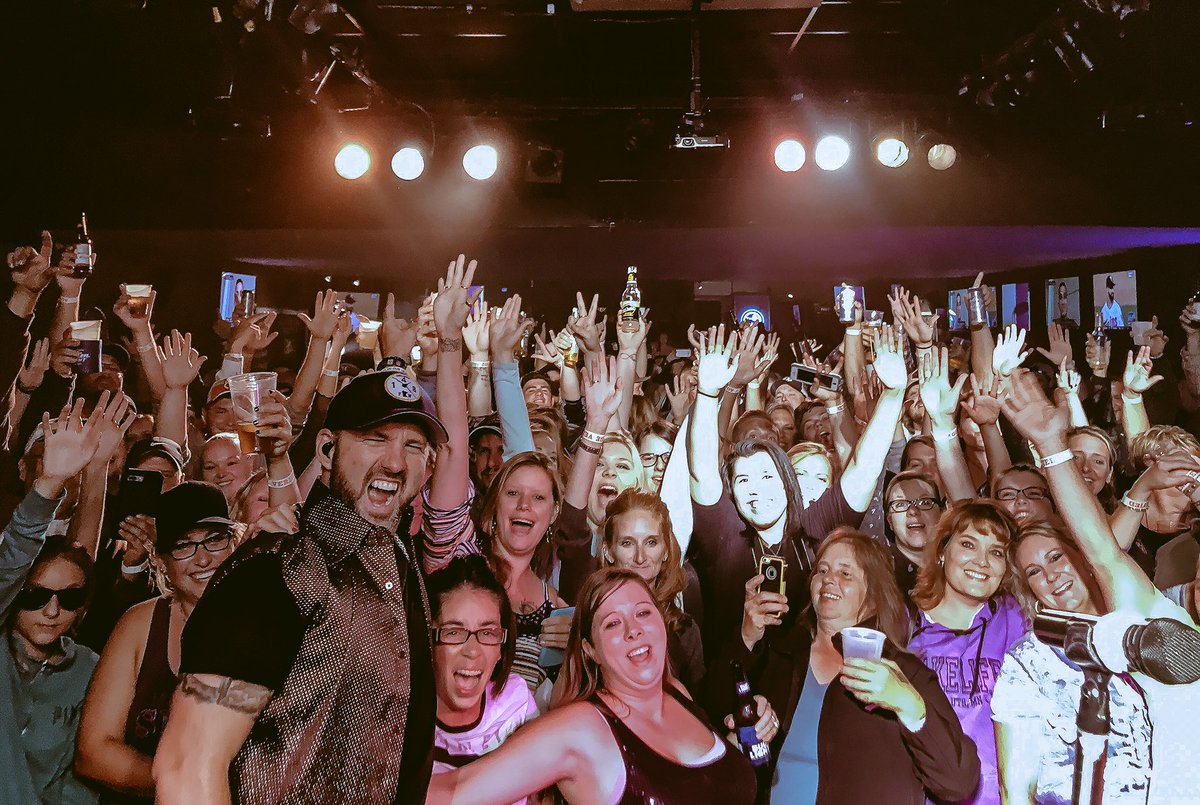 KellyKix's tweet photo. Duluth, as usual, you were amazing to the @Chris_Hawkey Band!! Thank you for another fantastic night in your town! @KTCOFM #HawkeyNation https://t.co/X2xShN60ZS