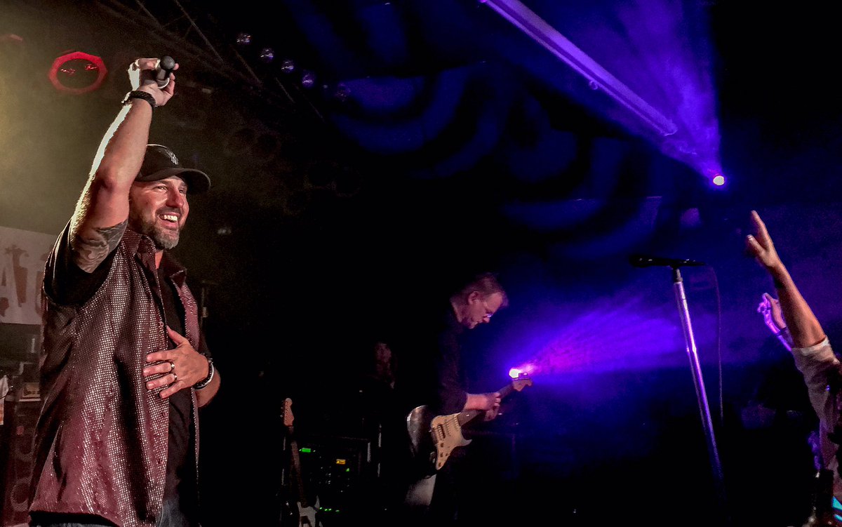 KellyKix's tweet photo. Duluth, as usual, you were amazing to the @Chris_Hawkey Band!! Thank you for another fantastic night in your town! @KTCOFM #HawkeyNation https://t.co/X2xShN60ZS